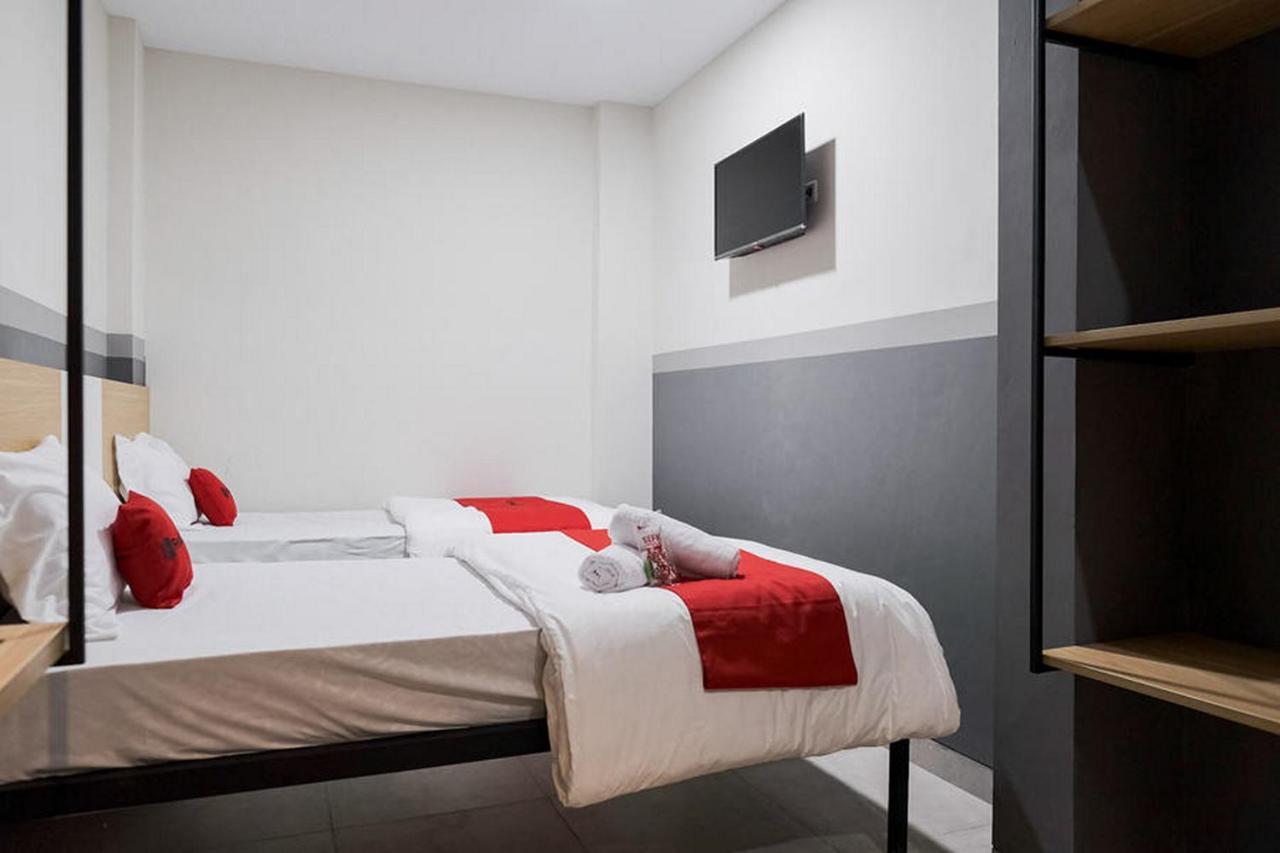 RedDoorz Plus near Taman Anggrek Mall Jakarta Bagian luar foto